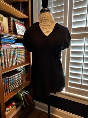 mine Black Short Sleeve V-Neck Tee